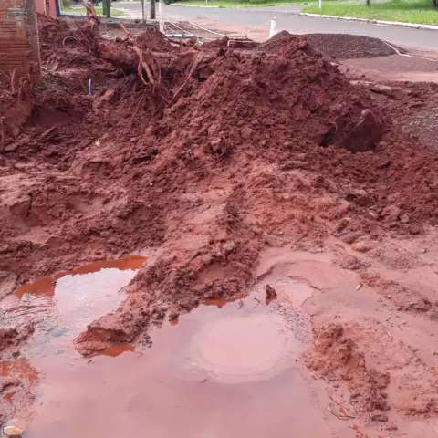 Moradores reclamam de buraco que jorra &aacute;gua h&aacute; sete dias