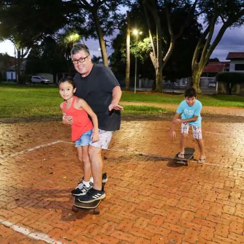 Aos 58 anos, alegria de arquiteto &eacute; se aventurar no skate com os filhos