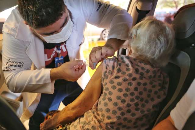 Capital usar&aacute; nova remessa para aplicar 2&ordf; dose em idosos com mais de 80 anos