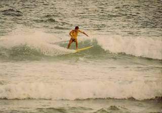 Registro da época de surfista, em alguma praia do Rio (Foto: Arquivo Pessoal)