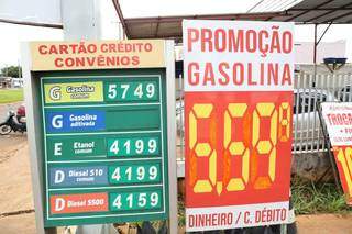 Anunciada como promoção, valor da gasolina a R$ 5,59 o litro é só para quem for pagar no dinheiro ou cartão de débito. (Foto: Paulo Francis)