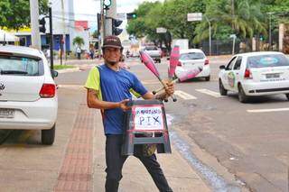 Joni é artista de rua que oferece pix para quem quiser contribuir e não tiver grana no carro (Foto: Paulo Francis)