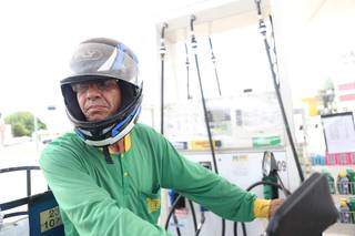 Motociclista, Odácio trabalha entregando galões de água e hoje vê que precisa abastecer os mesmos R$ 20,00 duas vezes para dar conta da rotina. (Foto: Paulo Francis)