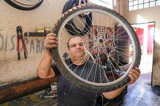 Lauro é o mecânico de bicicletas que guarda um passado de ex-artista de rua (Foto: Paulo Francis)