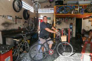 Há 12 anos, Lauro largou a vida de artista de rua para montar oficina de bikes (Foto: Paulo Francis)