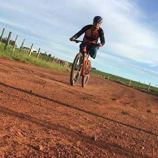 Com a bicicleta aro 29, o ciclista faz trilhas por Mato Grosso do Sul (Foto: Arquivo Pessoal)