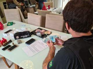 Policiais federais contam dinheiro apreendido na manhã desta quinta-feira durante cumprimento de mandados da Operação Ícaro II (Foto Divulgação)