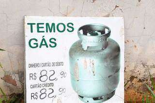 Em posto de gasolina, botijão é vendido a R$ 82,90 sem reajuste. (Foto: Paulo Francis)