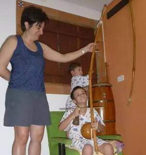 Professora Maria Fernanda ao lado de crianças (Foto: Arquivo Pessoal)