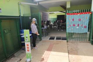 Na entrada da escola tem álcool gel e uma funcionária que fica com um termometro na mão para aferir temperatura dos alunos. (Foto: Paulo Francis)