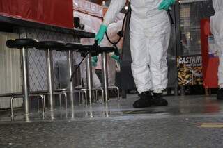 Sanitização do Mercadão Municipal de Campo Grande, durante a pandemia. (Foto: Kísie Ainoã) 