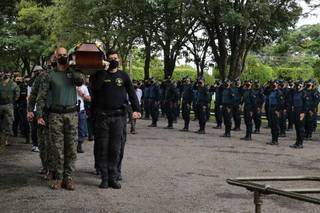 Cortejo fúnebre do coronel Adib Massad na tarde desta quinta-feira (4). (Foto: Kísie Ainoã)