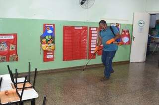 Escolas municipais estão recebendo serviço de desinfecção contra covid-19. (Foto: Divulgação)