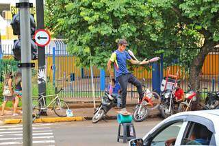 Joni se equilibra e faz malabarismo ao mesmo tempo pelas ruas da cidade (Foto: Paulo Francis)