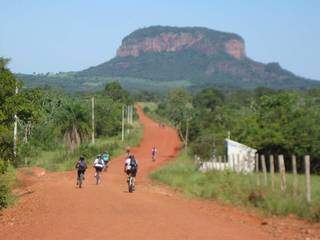 Passeio de bike rumo ao Morro do Paxixi, em Aquidauana, uma das diversas opções de lugares de pouca aglomeração em Mato Grosso do Sul (Foto: Reprodução)