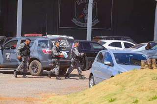 Policiais chegam ao Garras durante a segunda fase da Operação Omertà, que apreendeu provas sobre plano de ataque a autoridades. (Foto: Arquivo/Campo Grande News)