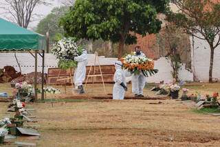 Enterro de vítima da covid-19 em cemitério da Capital. (Foto: Kísie Ainoa)
