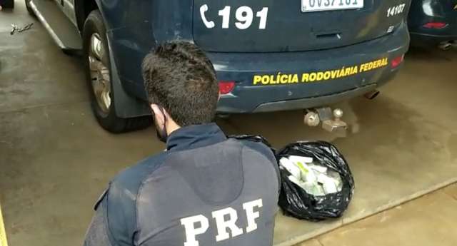 Em viagem com os 3 filhos, casal &eacute; preso com coca&iacute;na avaliada em R$ 5,6 milh&otilde;es