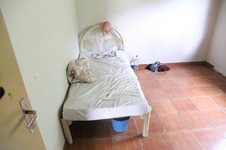 No quarto da idosa, cama e algumas peças de roupas (Foto: Paulo Francis)