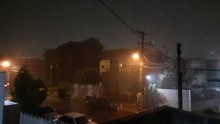 Chuva no Bairro Chácara Cachoeira, na noite desta quinta-feira (04). (Foto: Direto das Ruas) 