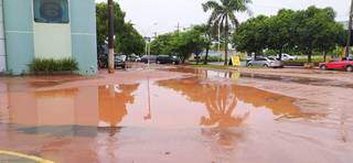 Chuva deixou Avenida Industrial, perto da rodoviária, alagada em Itaquiraí. (Foto: Divulgação)