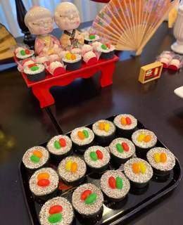 Até os docinhos em formato de sushi foram produzidos para a ocasião (Foto: Arquivo Pessoal)