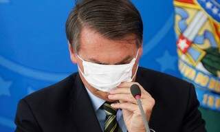 Bolsonaro usando máscara de proteção de forma incorreta. (Foto: Adriano Machado - Reuters)