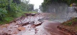 A chuva causou estragos na Avenida 13 de Maio, em Itaquiraí. (Foto: Divulgação)