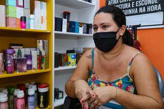 Viviane abriu loja de cosméticos durante a pandemia dentro de casa. (Foto: Kísie Ainoã)