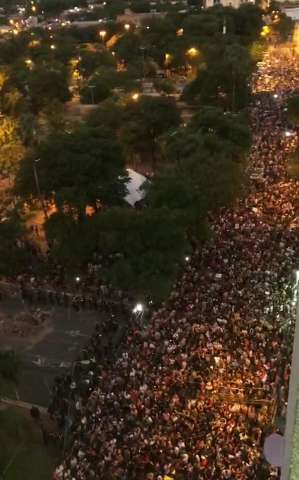 Pol&iacute;cia confronta multid&atilde;o em protesto pela ren&uacute;ncia do presidente do Paraguai 
