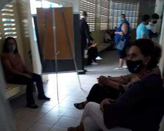 Leitora do Campo Grande News envia foto da fila dentro do posto de saúde (Foto: Direto das Ruas)
