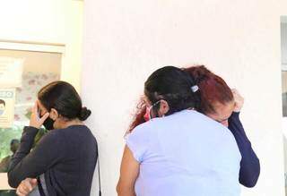 Emocionadas, mulheres se abraçam em velório de Ítalo. (Foto: Kisie Ainoã)