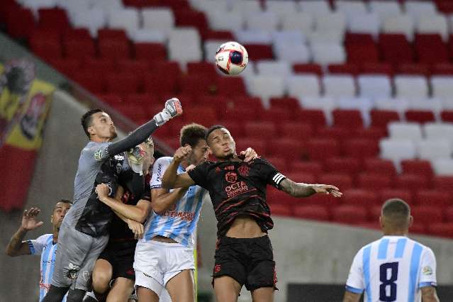 Com 2 gols de Rodrigo Muniz, Flamengo supera Maca&eacute; e segue 100% no Carioca