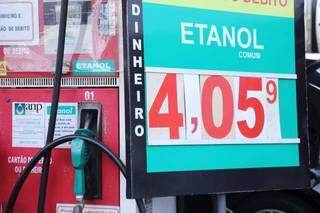 Muitos buscam o etanol para alternativa à gasolina, com preço que pesa no orçamento (Foto: Kisie Ainoã)