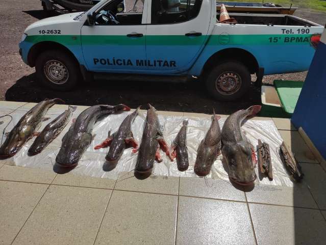 Seis s&atilde;o presos e multados em R$ 13 mil com anz&oacute;is e pescado no Rio Iguatemi
