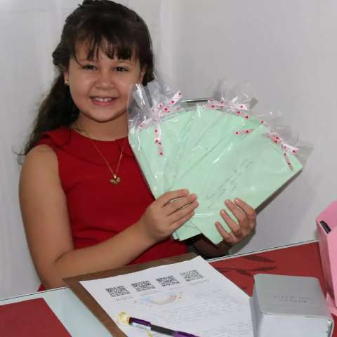 Aos 8 anos, Gabi faz cartinhas de esperan&ccedil;a para clientes em a&ccedil;a&iacute;