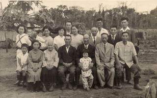 Família Yasunaka, que vivia em Vicentina, e tinha nela um fotógrafo talentoso (Foto: Museu Fotográfico Masuo Yasunaka)