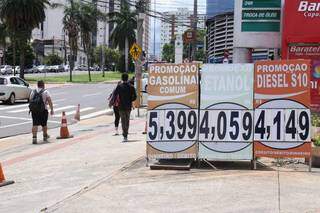 Placas mostra preços dos combustíveis neste sábado em Campo Grande. (Foto: Kisie Ainoã)