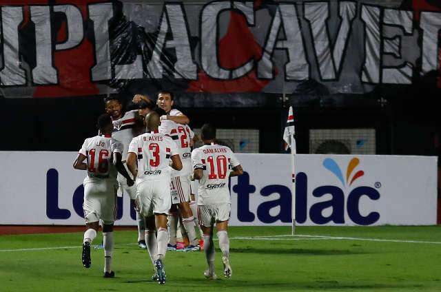 S&atilde;o Paulo s&oacute; precisa do segundo tempo para golear o Santos pelo Paulist&atilde;o