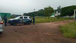 Policiais no portão do Clube do Laço, onde corpo foi deixado (Foto: Marciano Candia/Última Hora)