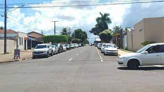 Veículos estacionados nas mediações de igreja, na Vila Bandeirantes (Foto: Direto das Ruas)
