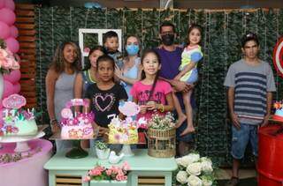 Pais e irmã de Luísa com as crianças aniversariantes da Comunidade do Retirinho (Foto: Kísie Ainoã)