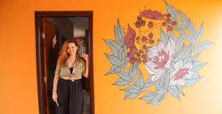 A estudante Bruna Pache começou a pintar em paredes durante a pandemia (Foto: Kísie Ainoã)