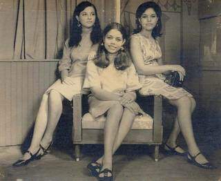 Mãe de Patrícia sentada, tia Vera à direita e a amiga delas Juju, à esquerda, no estudio de Ossamu Yasunaka, em Vicentinam, MS (Foto: Museu Fotográfico Masuo Yasunaka)