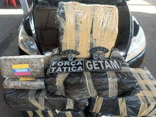 Fardos de maconha encontrados dentro do veículo. (Foto: Divulgação/Polícia Militar)
