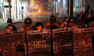 Policiais de choque em formação durante os confrontos em Assunção. (Foto: Cesar Olmedo - Reuters)