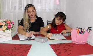 Mãe ajuda a filha na escrita e finalização das cartas (Foto: Arquivo Pessoal)