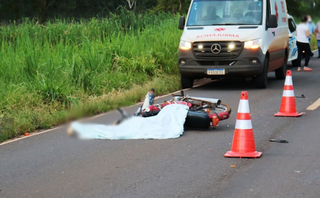 Motociclista morreu no local do acidente (Foto: Ivinotícias) 