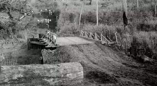 Construção de estrada que dá acesso à Vicentina, 1961 (Foto: Museu Fotográfico Masuo Yasunaka)