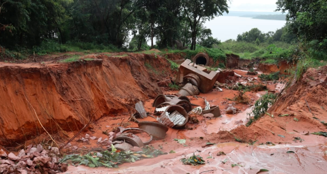 Ap&oacute;s chuvarada, ruas ficam danificadas e eros&atilde;o &eacute; aberta em obra